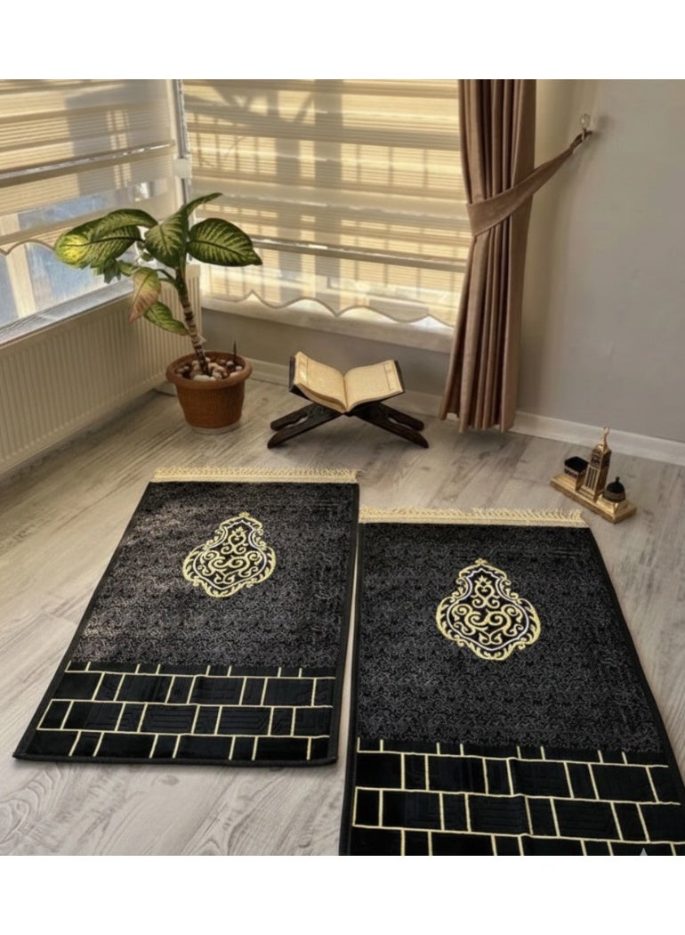 سجادتي باكج 1+1 سجادة صلاة الكعبة ،تصميم مستوحى من الكعبة المشرفة، ناعمة ومريحة للاستخدام اليومي في المنزل والمسجد، خفيفة وسهلة الحمل مثالي لهدايا رمضان والعيد، مقاس 70×110 سم، باللون الأسود - Image 1